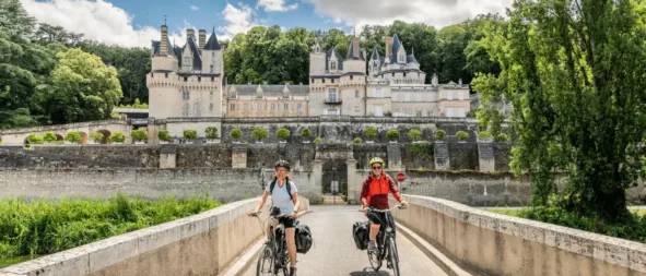 couple de cyclistes qui parcourent la Loire à vélo et reviennet d'une visite au châteaude Rigny-Usse