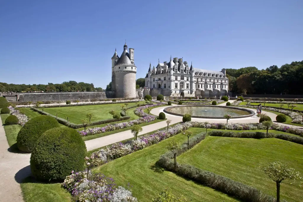 vue du jardin de catherine de Médicis avec le chateau de chenonceau en fond
