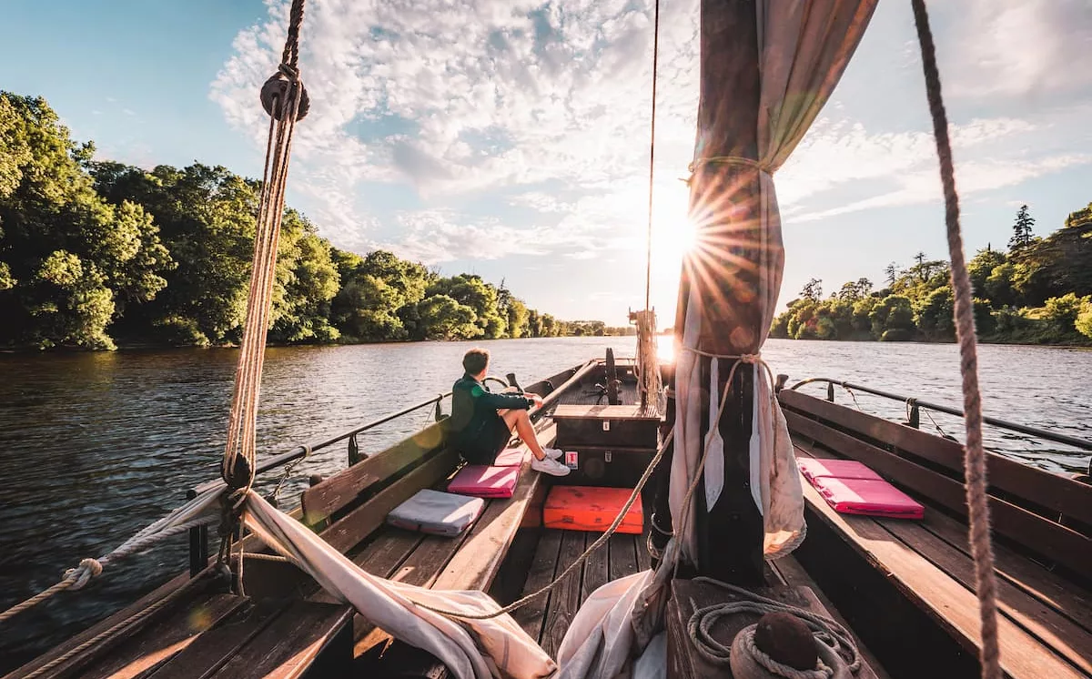 En bateau sur la Loire, entre Candes-Saint-Martin et Chinon Crédit photo : Lezbroz - Teddy Verneuil