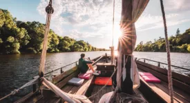 En bateau sur la Loire, entre Candes-Saint-Martin et Chinon Crédit photo : Lezbroz - Teddy Verneuil