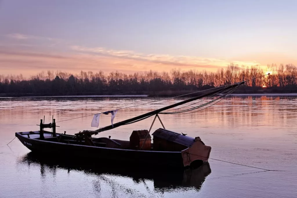 Bateau sur la Loire à Bou, au lever du jour
Crédit photo : C. Mouton - CRT Centre-Val de Loire
