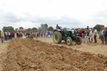 Comice Agricole de Lignières tracteur dans les champs