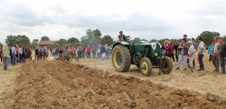 Comice Agricole de Lignières tracteur dans les champs