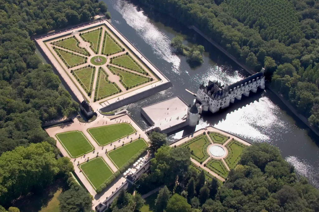 vue aerienne du chateau de Chenonceau, on voit bien les jardins