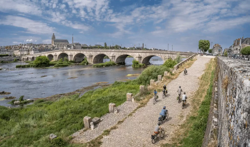 Cyclistes pédalant au bord de la Loire à Blois