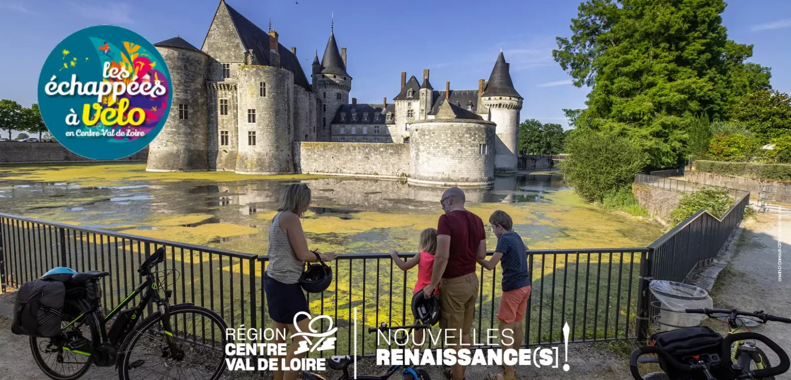 famille de cyclistes devant un château lors des échappées à vélo pour le mois d'aout 2025