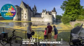famille de cyclistes devant un château lors des échappées à vélo pour le mois d'aout 2025