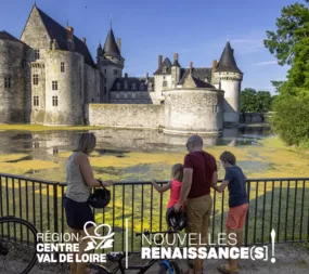 famille de cyclistes devant un château lors des échappées à vélo pour le mois d'aout 2025
