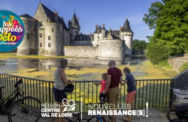 famille de cyclistes devant un château lors des échappées à vélo pour le mois d'aout 2025