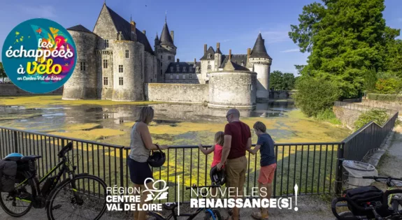 famille de cyclistes devant un château lors des échappées à vélo pour le mois d'aout 2025