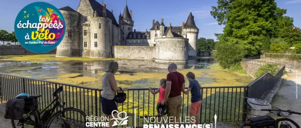 famille de cyclistes devant un château lors des échappées à vélo pour le mois d'aout 2025