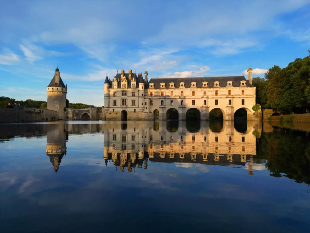chateau de chenonceau avec son beau reflet et prise de vue depuis le cher