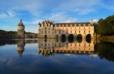chateau de chenonceau avec son beau reflet et prise de vue depuis le cher