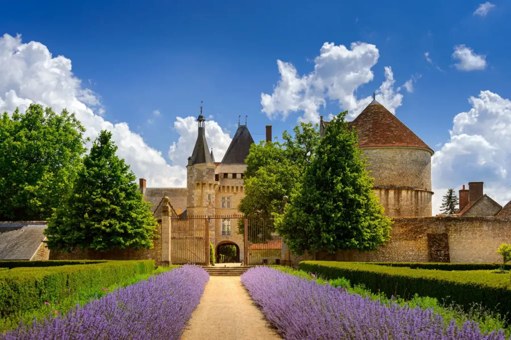 Château de Talcy depuis le jardin et son allée bordée de fleurs 