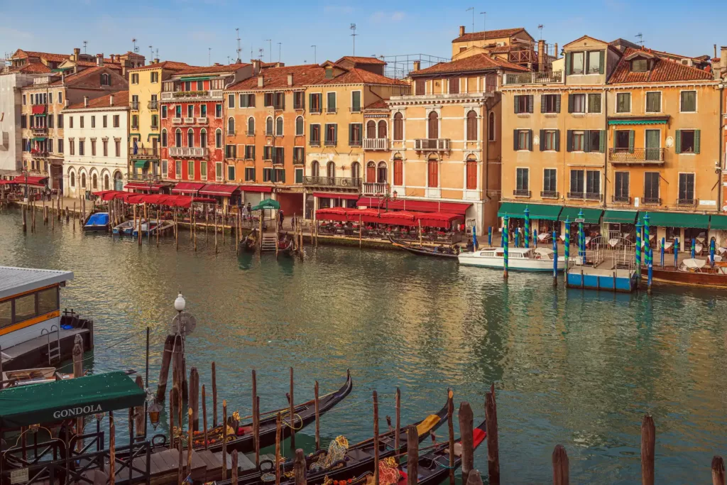 Vue sur Venise et ses maisons colorés en Italie