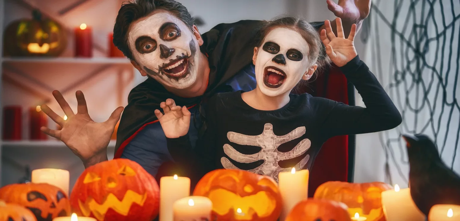 Famille célébrant Halloween