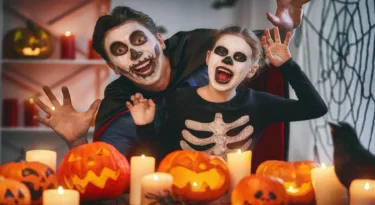 Famille célébrant Halloween