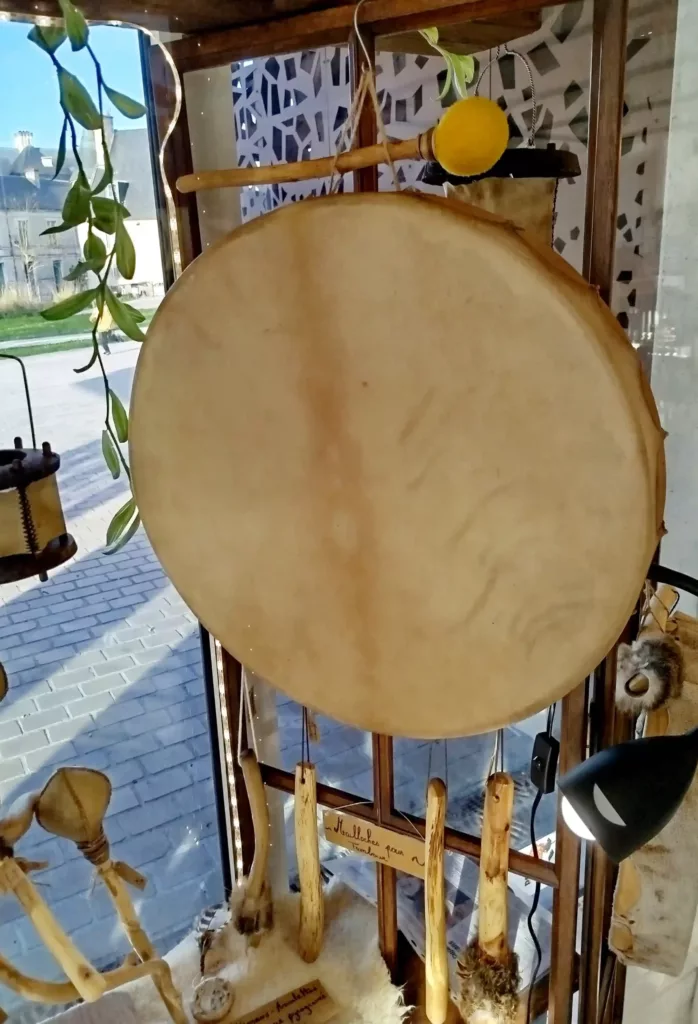 Delphine Riès creatrice tambours maracas talismans