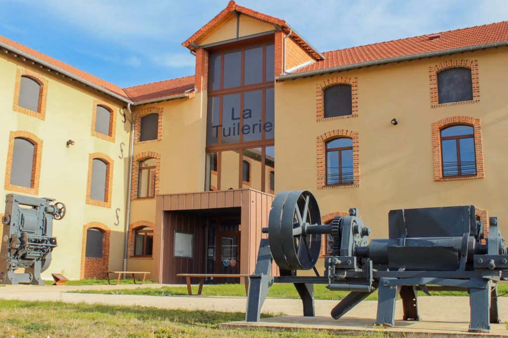 Visitez La Tuilerie Sauvard, devenue aujourd'hui un magnifique Centre d’Interprétation de l’Architecture et du Patrimoine (CIAP). Ce site historique unique vous plonge dans l’univers des tuiliers et briquetiers qui ont fourni la France entière.