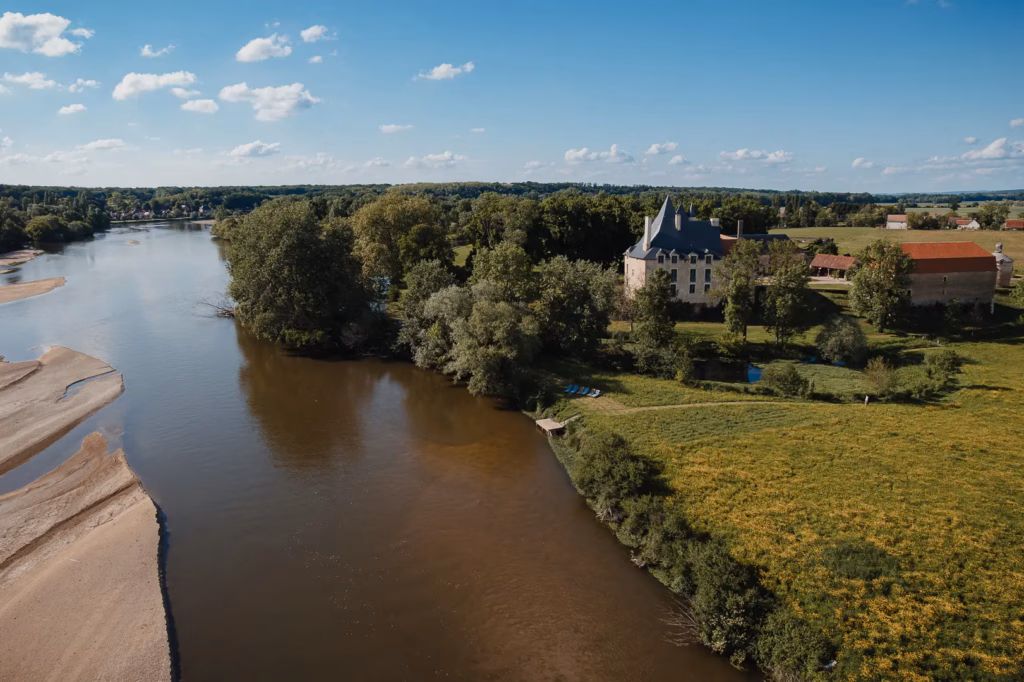 vue du chateau de meauce bec d'allier