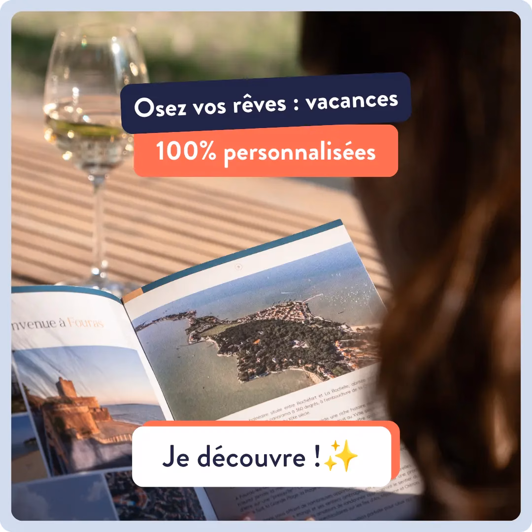 Person reading a travel brochure with an island photo; overlays say 'Osez vos rêves : vacances' and '100% personnalisées' with a 'Je découvre!' badge.