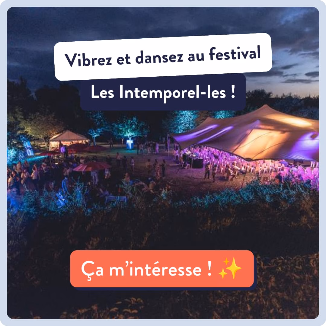 Outdoor festival at night with glowing tents and people gathered for a lively event; banner texts invite you to 'Vibrez et dansez au festival' and 'Les Intemporel-les !' with a 'Ça m’intéresse !' button nearby.