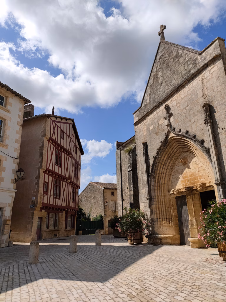 L_eglise_Notre-Dame-et-Saint-Junien_a_Lusignan-Cheze_Lea-1053