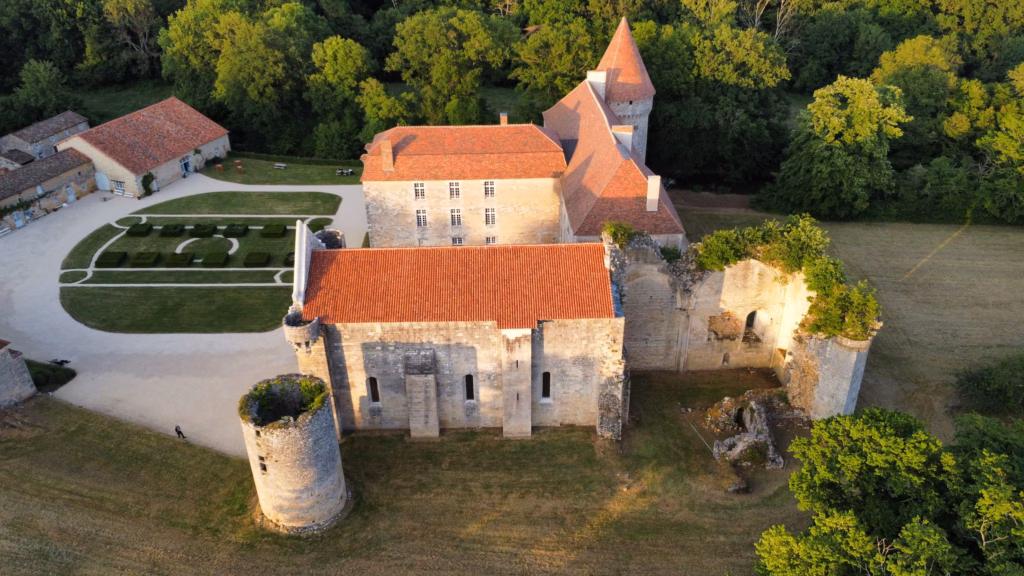Vue_Est_de_l_Abbaye_Royale_de_la_Reau-T._de_Guerdavid-22070