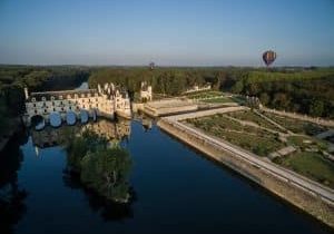 Vue aérienne sur le château de Chenonceau et les jardins